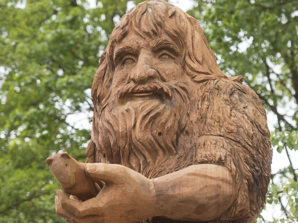 Steinzeitmensch schnitzt Löwenmensch